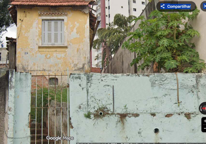 Foto frontal do terreno e imóvel